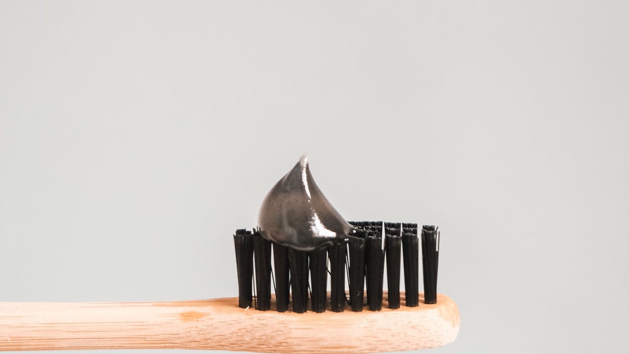 Why Charcoal Tooth Powder Sells Better in Some Channels Than Others